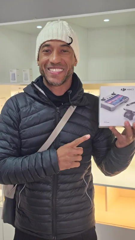 Cliente apontando para a caixa de um DJI Mini 3