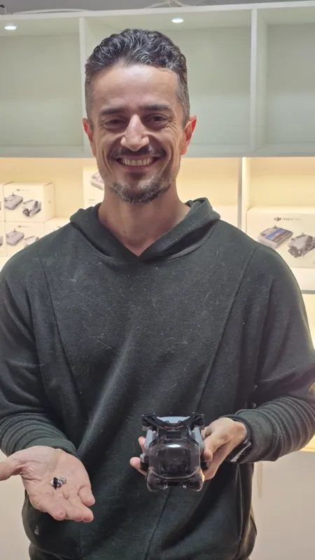 Cliente segurando seu drone consertado