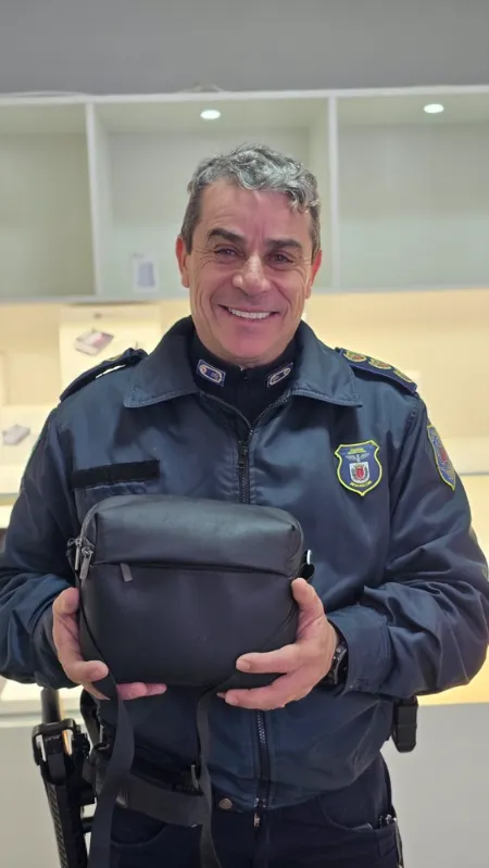 Cliente com a bolsa do drone na loja